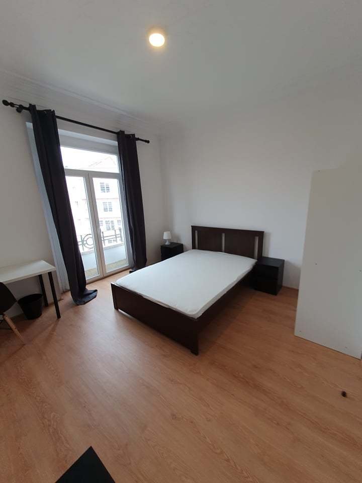 Airy Double Room 5 with Desk & Balcony Access — Flat W, Areeiro