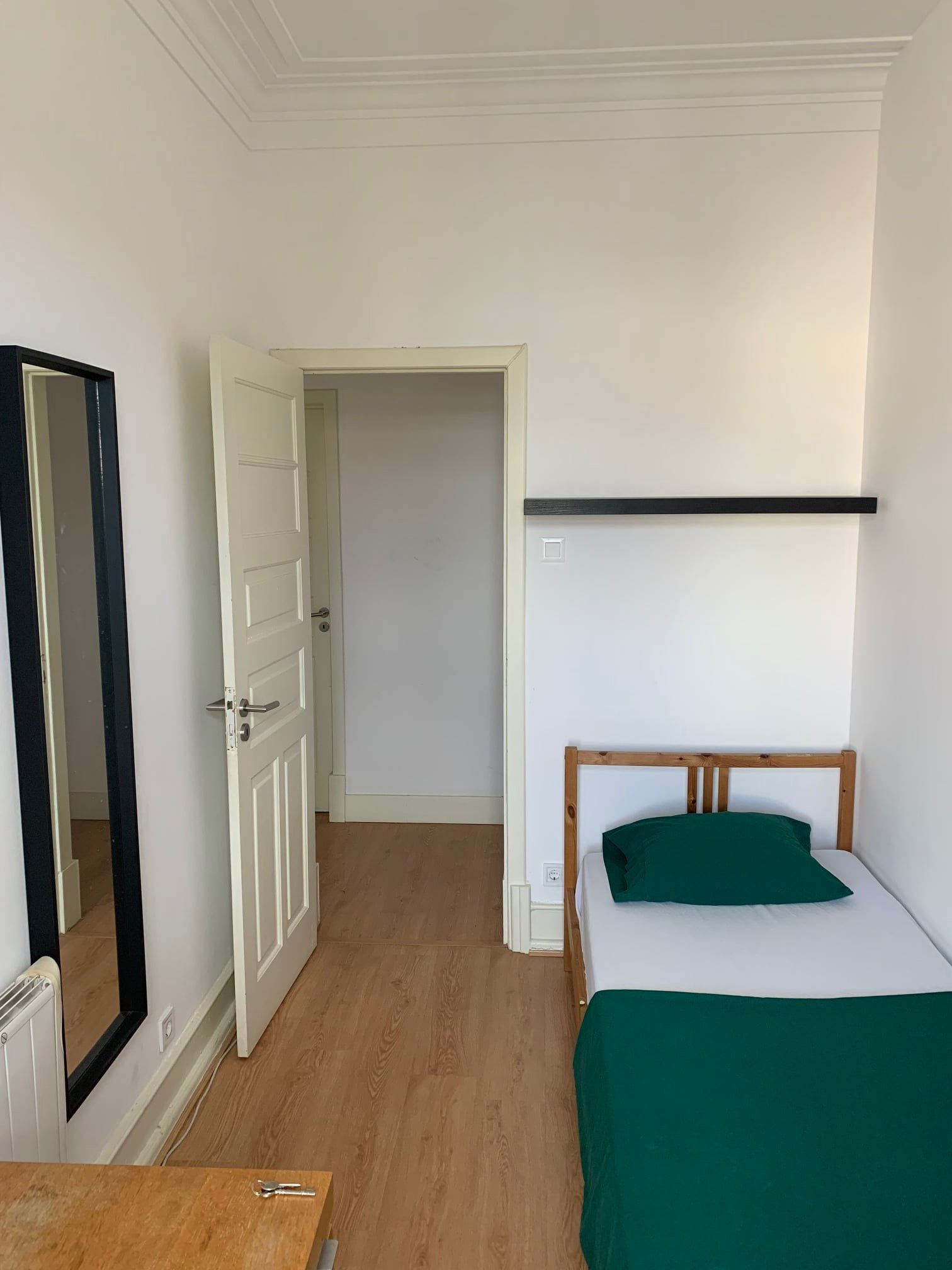 Cozy Single Room 4 with Desk & Balcony Access — Flat W, Areeiro