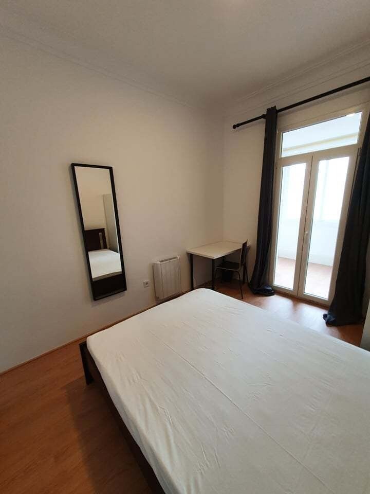 Spacious Double Room 7 with Desk & Balcony Access — Flat W, Areeiro