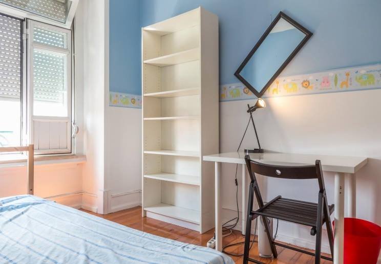 Charming Double-Bed Room 1 with Natural Light — Flat B, Areeiro