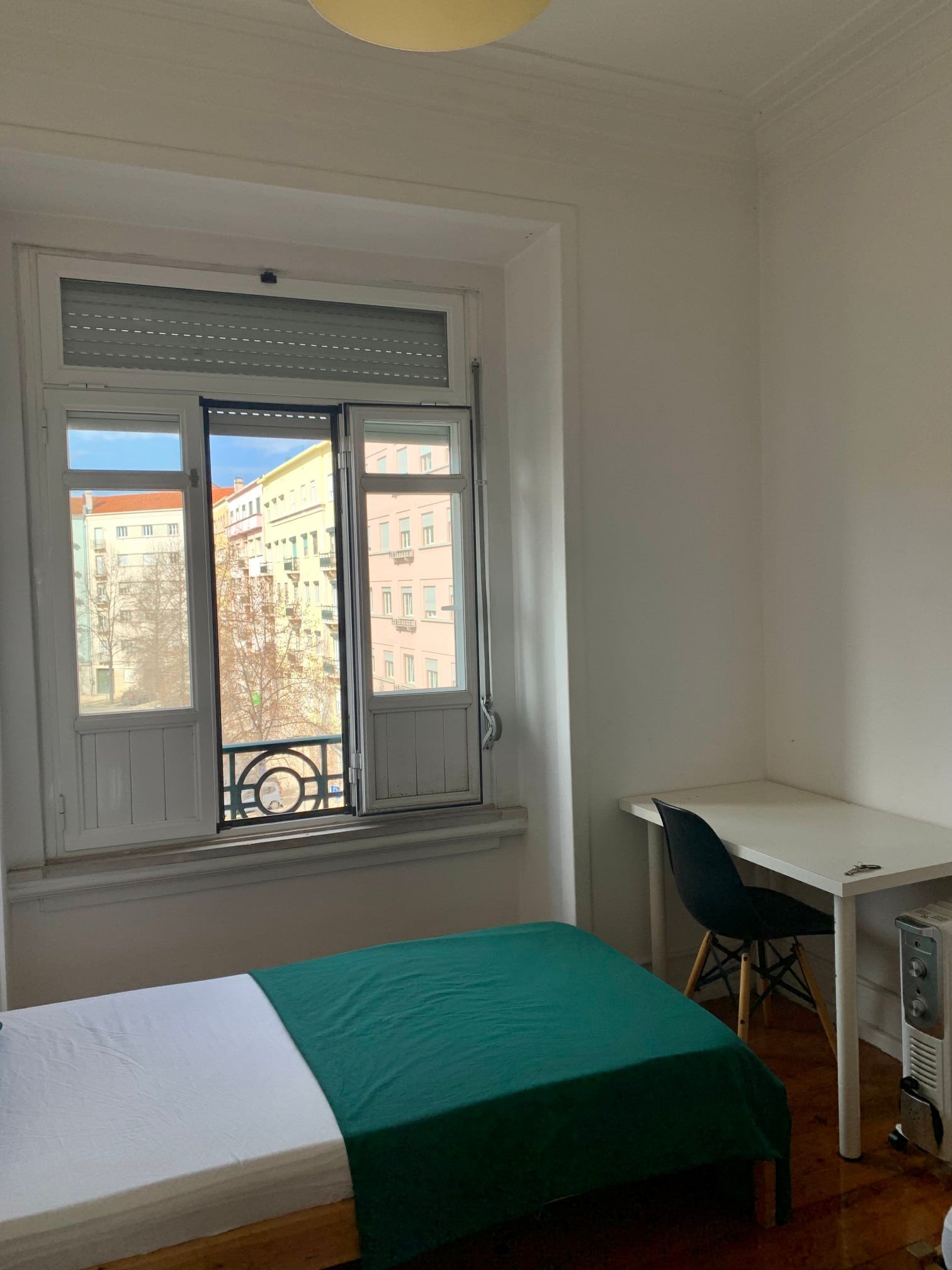 Cozy & Private Single-Bed Room 5 — Flat B, Areeiro