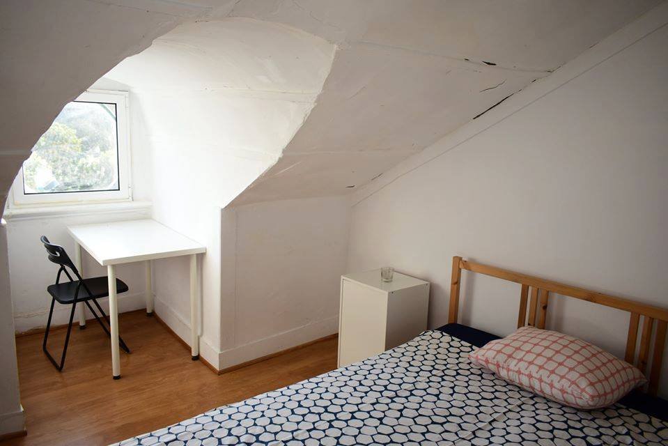 Cozy Double Room 3 with Natural Light — Flat L, São Jorge de Arroios