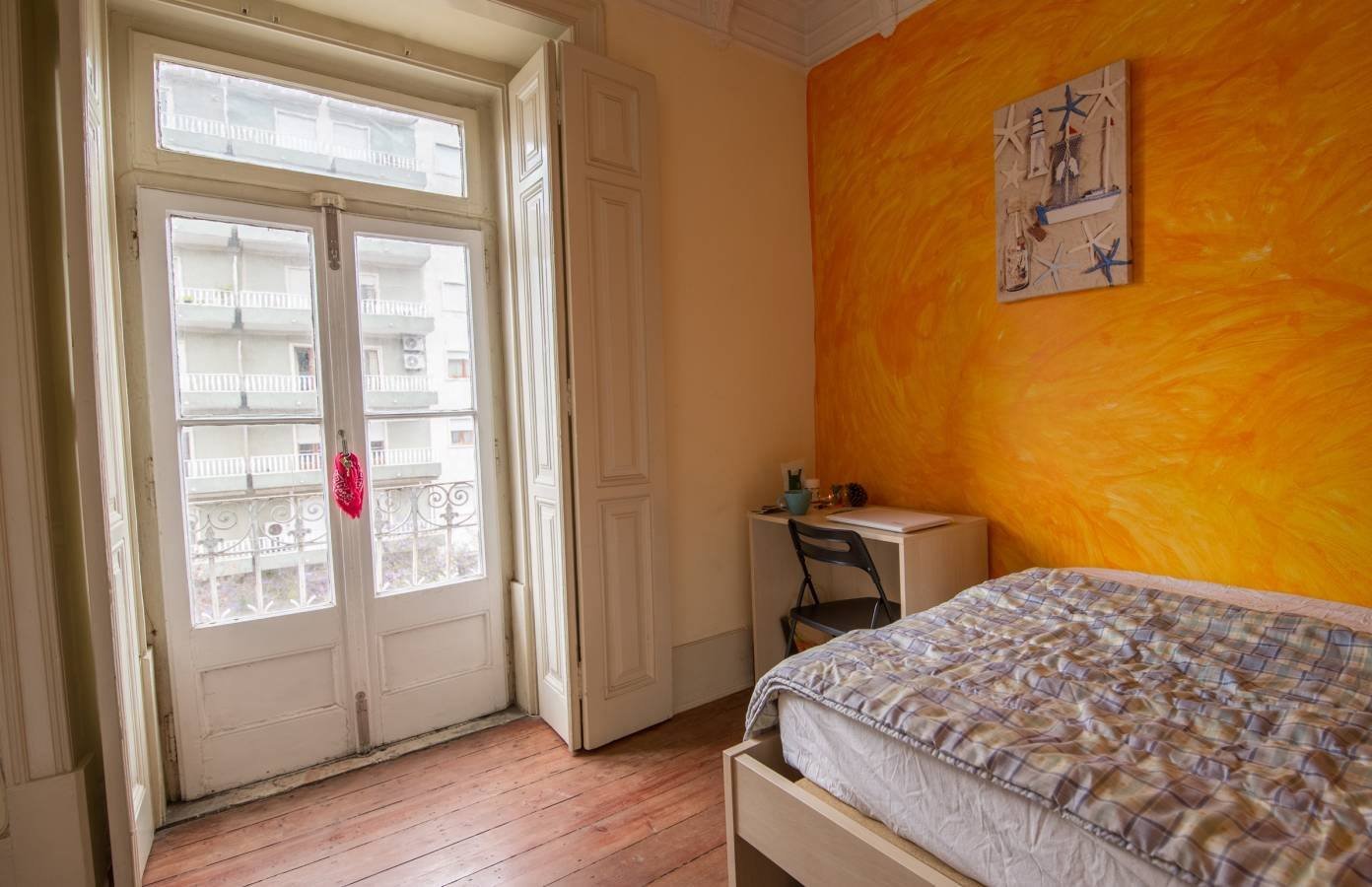 Inviting Room 2 with Natural Light & Balcony Access — Saldanha 3D, São Sebastião da Pedreira