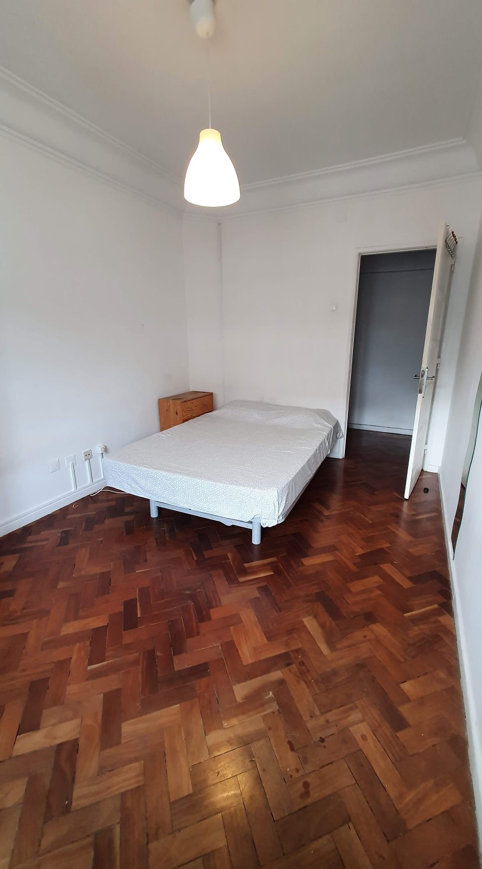 Stylish Double Room 4 with Desk & Wardrobe — Flat E, São Jorge de Arroios