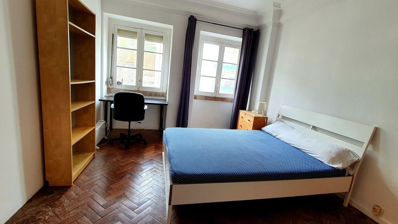 Airy Double Room 1 with Desk & Wardrobe — Flat F, São Jorge de Arroios