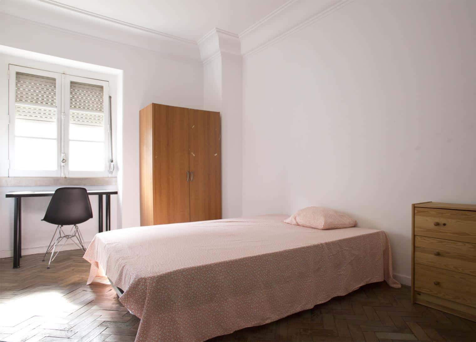 Bright Double Room 4 with Desk & Natural Light — Flat F, São Jorge de Arroios