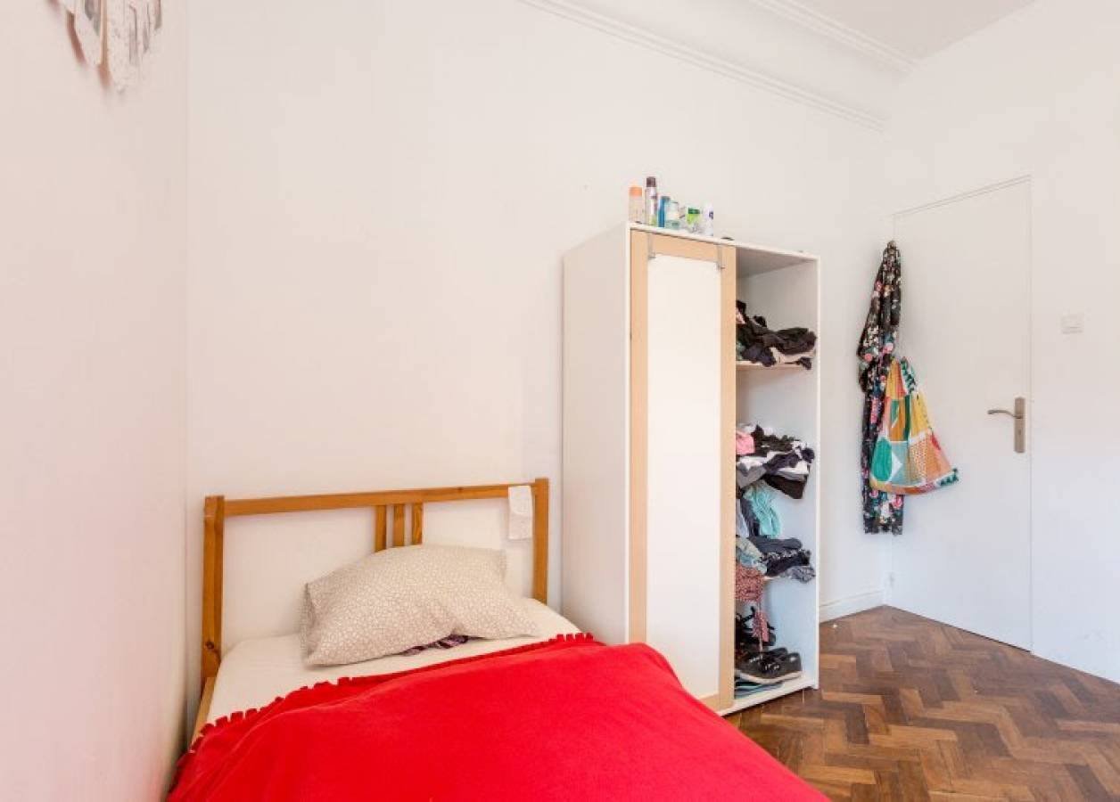 Cozy Single Room 2 with Desk & Natural Light — Flat F, São Jorge de Arroios