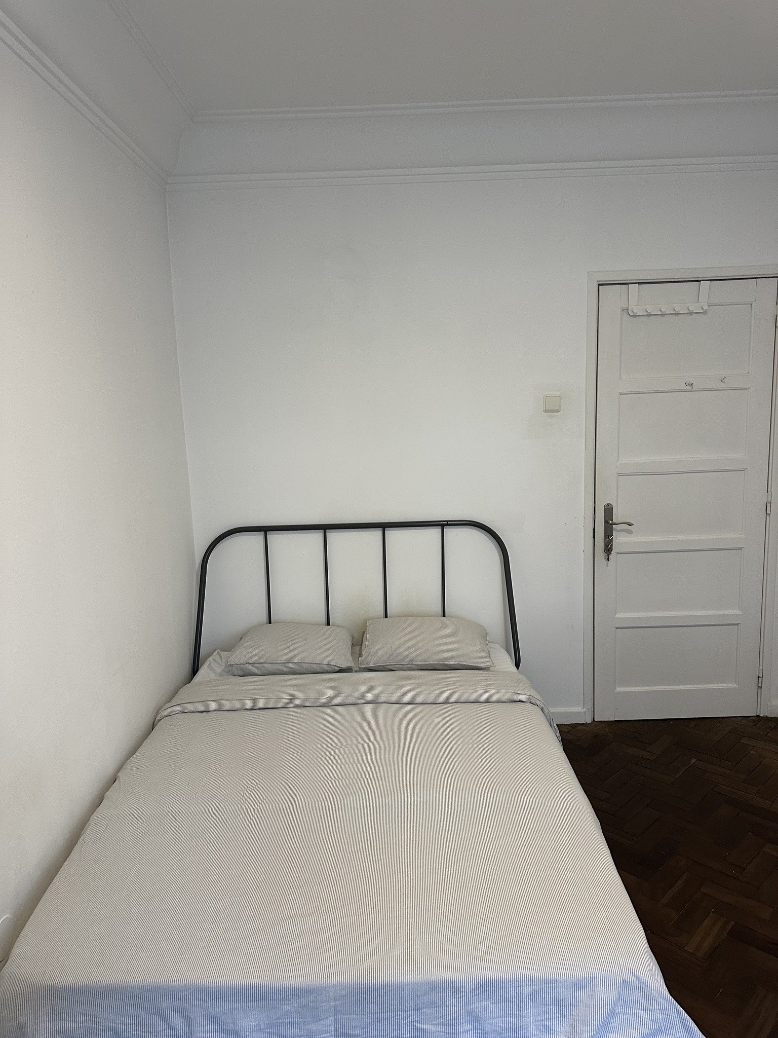 Light-Filled Double Room 5 with Desk & Wardrobe — Flat F, São Jorge de Arroios
