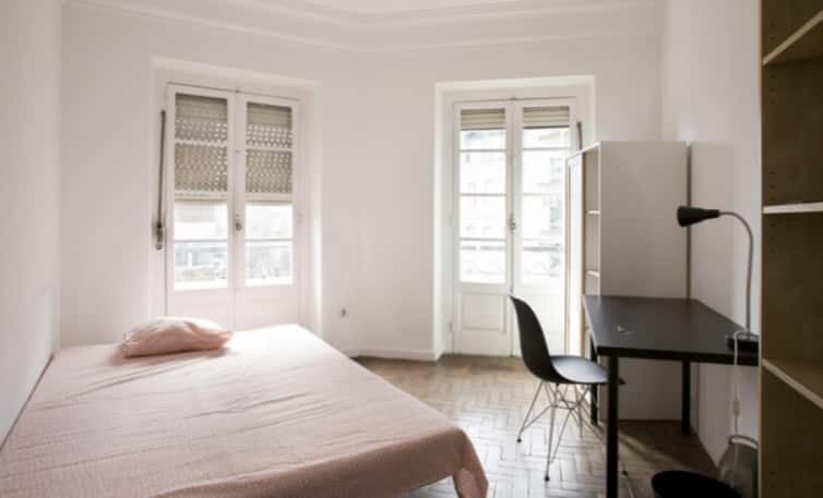 Sunny Double Room 3 with Balcony & Desk — Flat F, São Jorge de Arroios