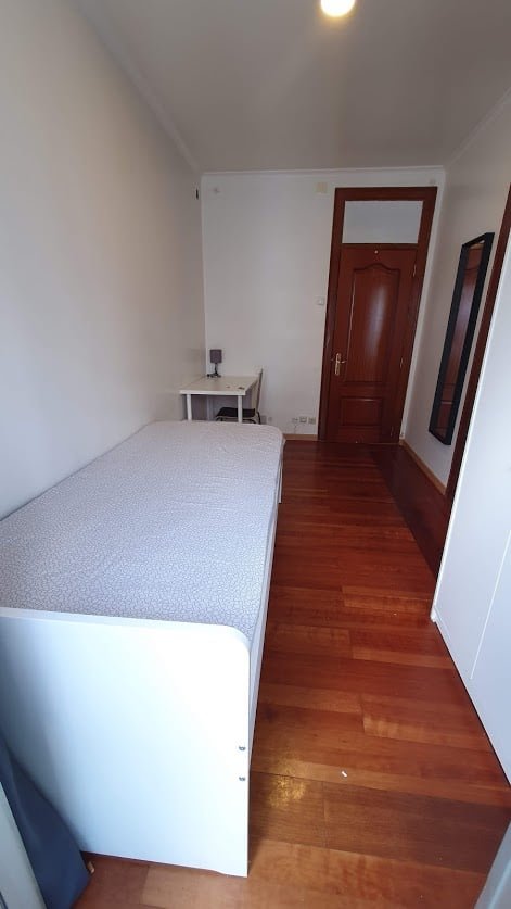 Cozy Room 2 with Desk & Warm Lighting — Flat D, Anjos