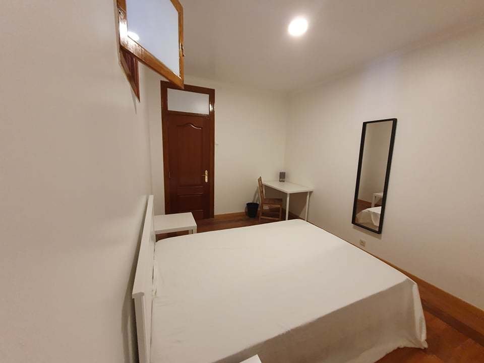 Stylish Double Room 4 with Wardrobe & Desk — Flat D, Anjos