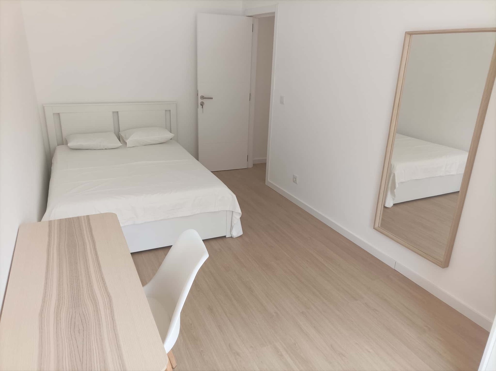 Cozy & Inviting Double Room 3 in Arroios — Rosa Damasceno 2nd Floor, São Jorge de Arroios