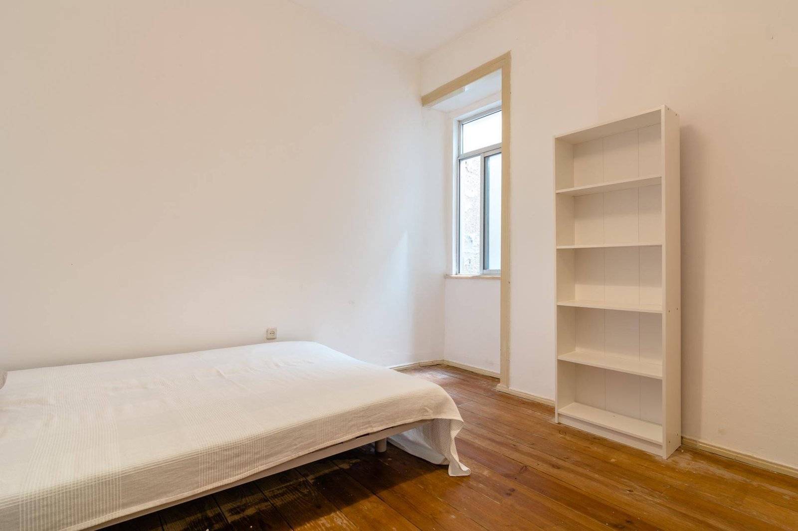 Light-Filled Double Room 4 with Furnishing — Flat N, Penha de França