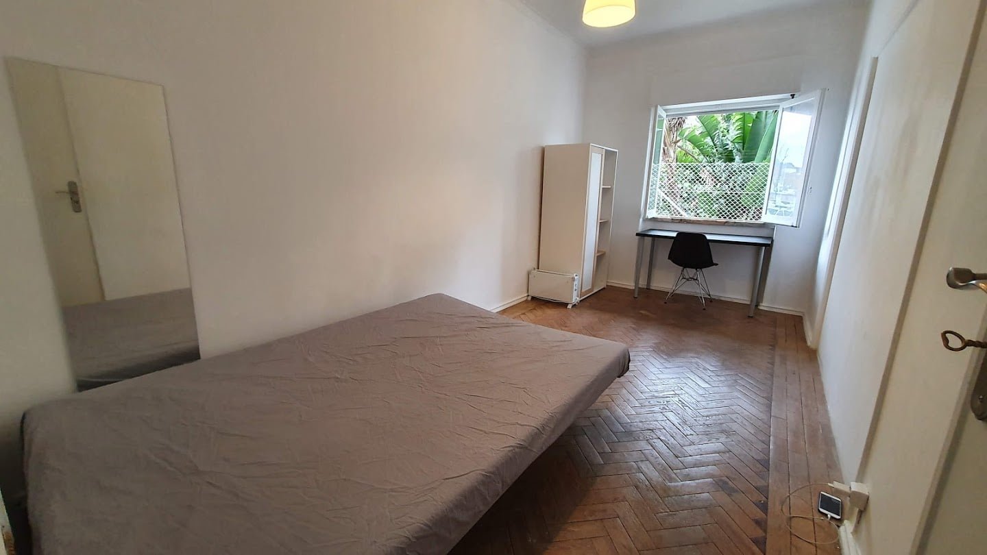 Airy Double Room 2 with Desk & Natural Light — Flat R, São Domingos de Benfica
