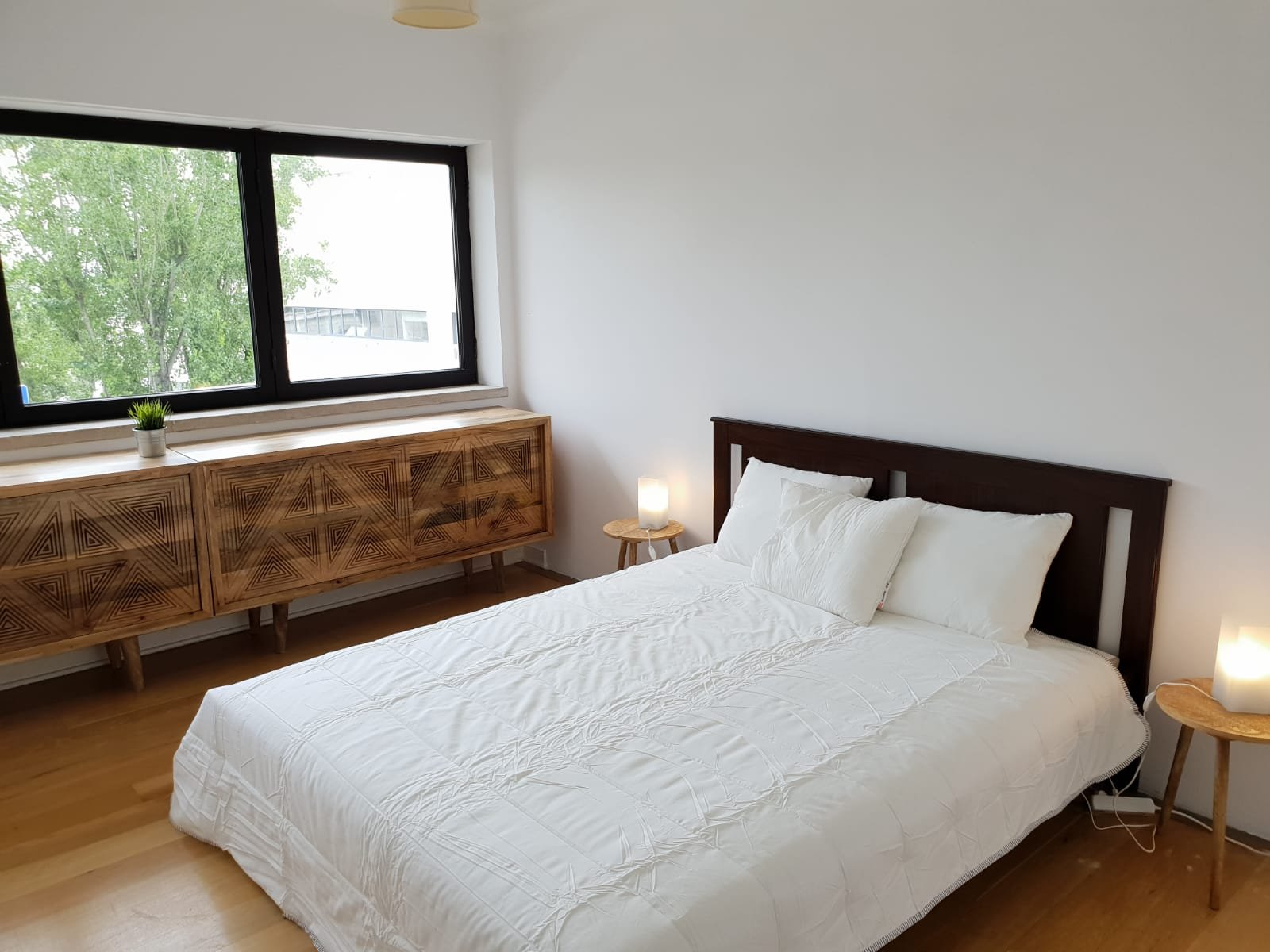 Bright Double-Bed Room 2 with Natural Light in Lapa — Lupi, Lapa