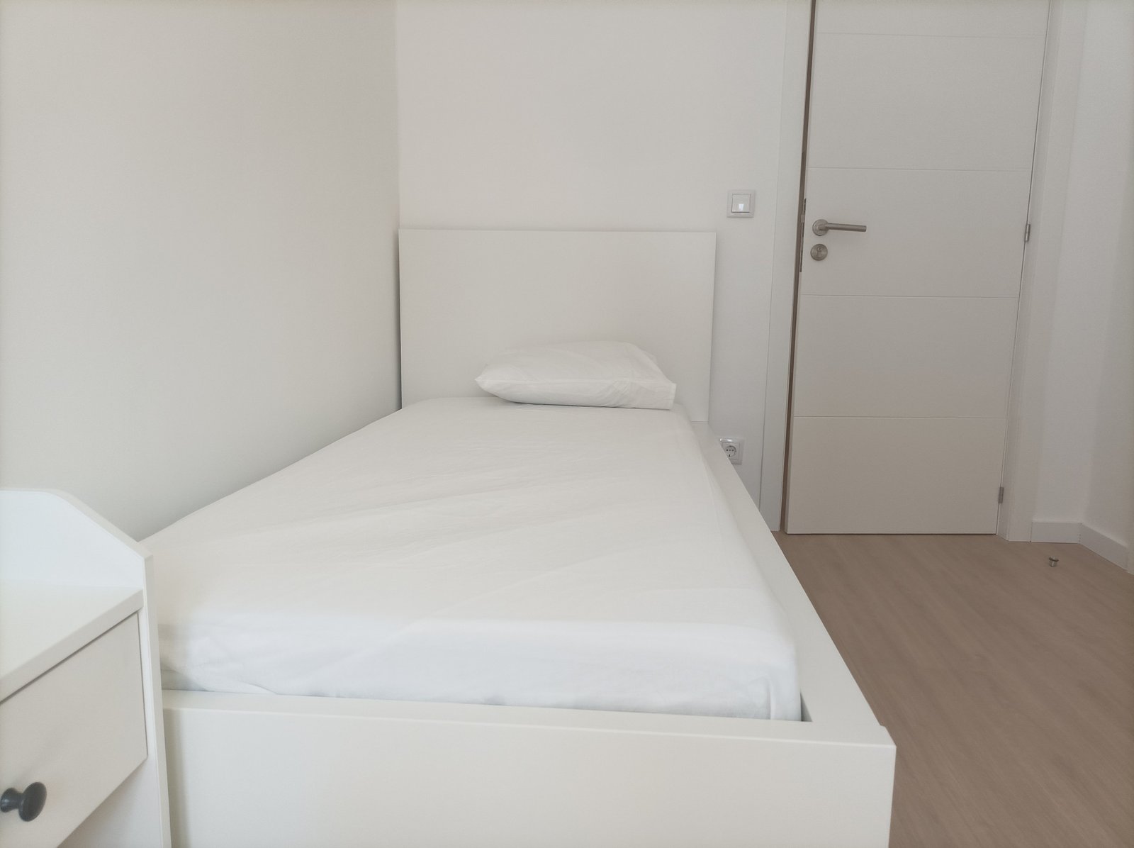 Stunning Double-Bed Room 2 in 6-bedroom Shared Apartment — Rosa Damasceno 3rd Floor, São Jorge de Arroios