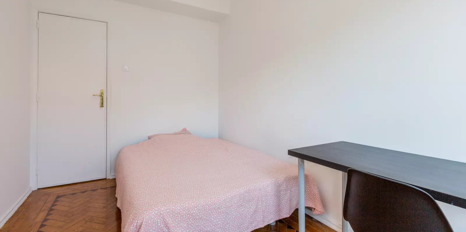 Airy Double Room 1 with Desk & Balcony Access — Flat U, São Domingos de Benfica