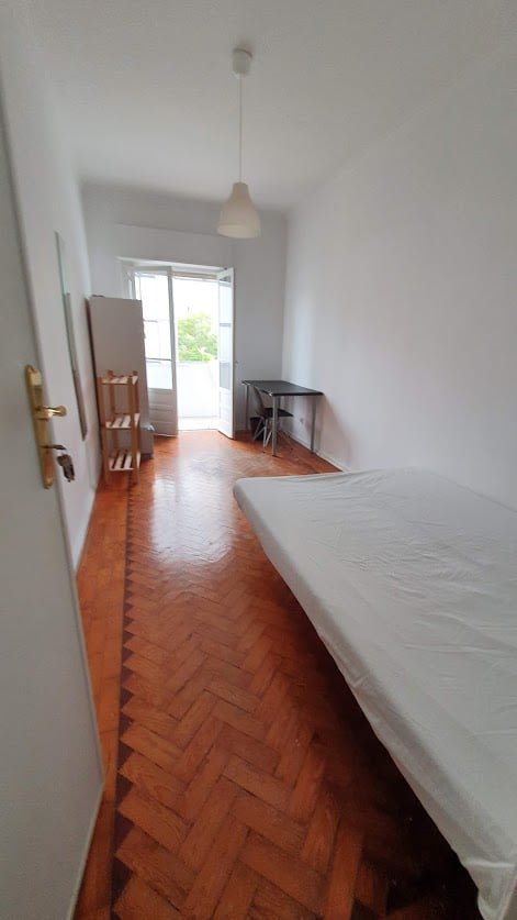 Sunny Double Room 2 with Desk & Balcony Access — Flat U, São Domingos de Benfica