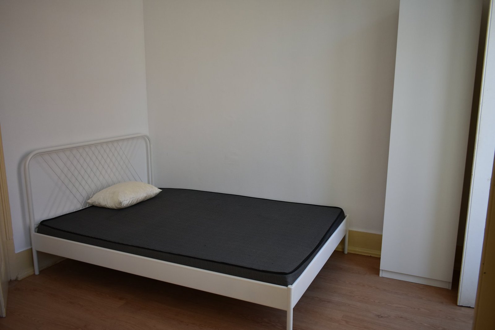 Light-Filled Double Room 7 with Desk & Window — Flat G, Anjos