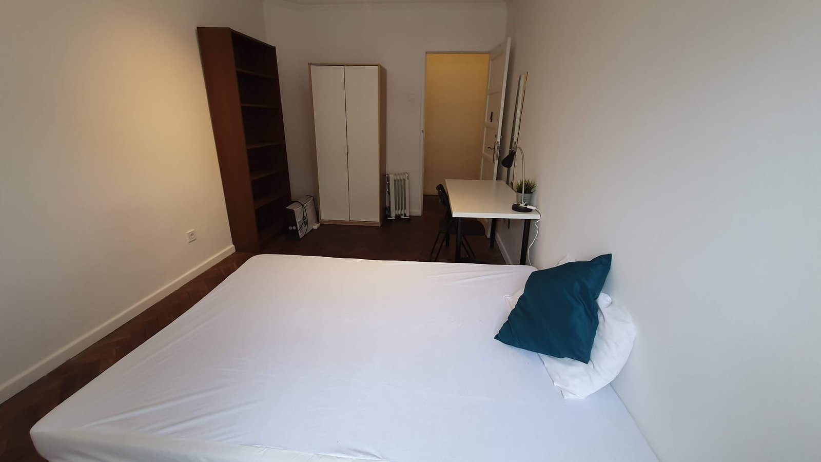 Inviting Double Room 4 with Natural Light — Flat O, São Jorge de Arroios