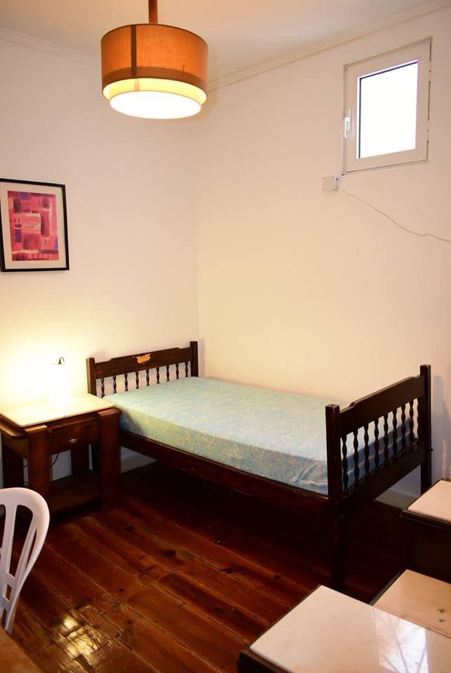 Bright Double Room 4 with Desk & Natural Light — Flat P, Anjos