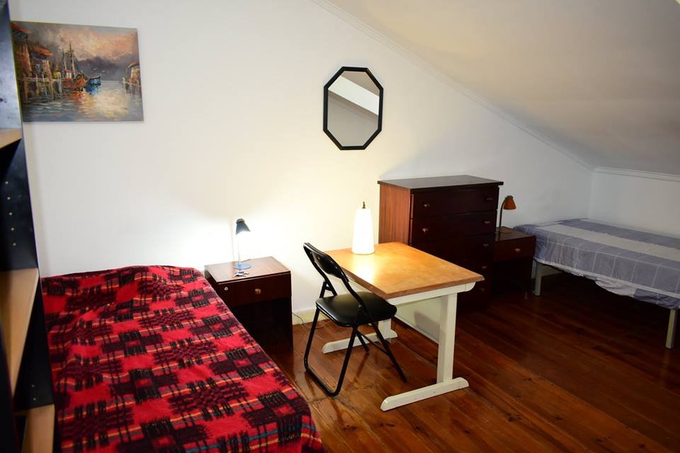 Cozy Single Room 5 with Desk & Natural Light — Flat P, Anjos