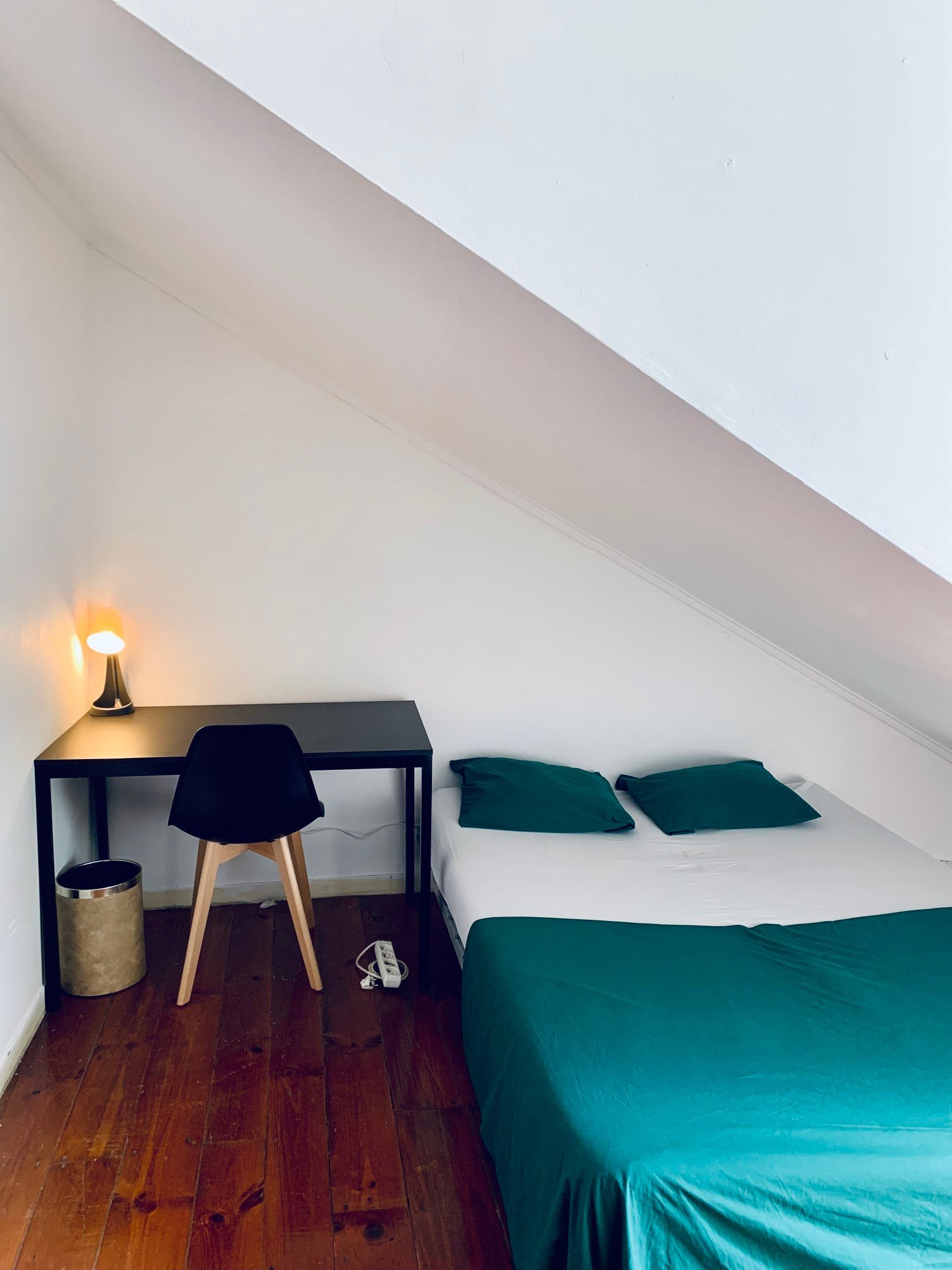 Light-Filled Double Room 1 with Desk & Natural Light — Flat P, Anjos